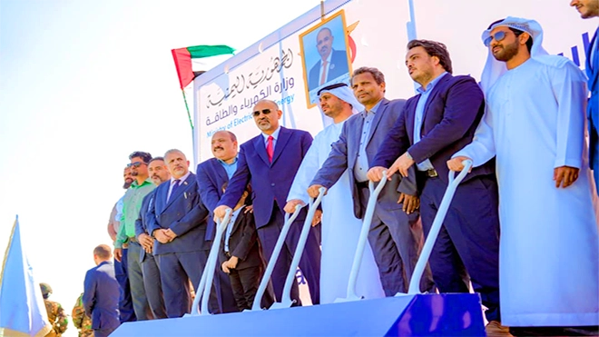 الزُبيدي يضع حجر الأساس لمشروع محطة الطاقة الشمسية