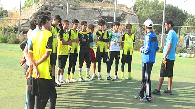 الفئات العمرية لنادي الصقر تستأنف تدريباتها بعد التوقف المدرسي