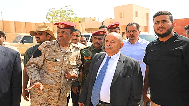 محافظ حضرموت يتفقد المواقع العسكرية المتضررة بمطار الريان