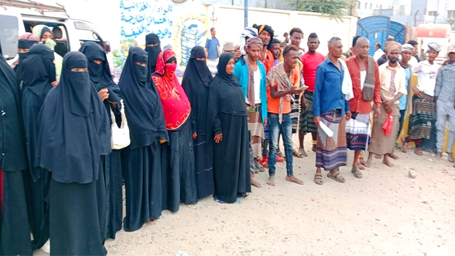 وقفة احتجاجية بلحج تندد بسقوط أسماء المهمشين من المساعدات النقدية