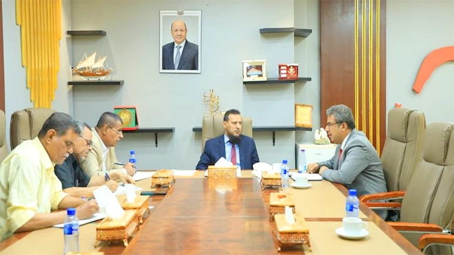 محافظ عدن يشدد على تعزيز الرقابة على السلع والمنتجات في الأسواق