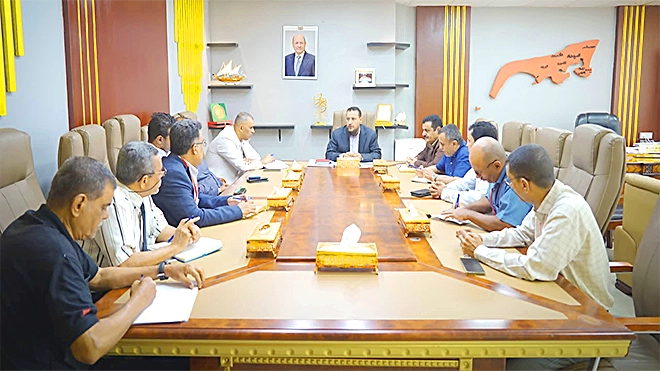 الحلول الجزئية للأزمات مرفوضة.. محافظ عدن يمنح مهلة أسبوع لإنهاء أزمة الغاز