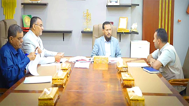 المحافظ عبدالرحمن شيخ خلال لقائه ممثل جمعية العون المباشر الكويتية في العاصمة عدن