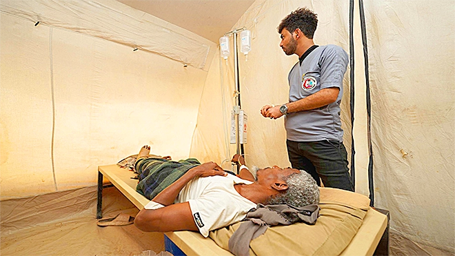 مريض بالكوليرا يتلقى الرعاية من قبل الطاقم الطبي. المصدر: منظمة الصحة العالمية/ اليمن 2025