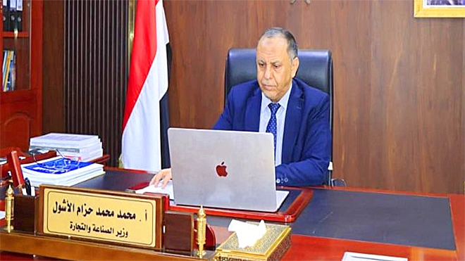 وزير الصناعة يبحث تطوير كفاءة كوادر الوزارة