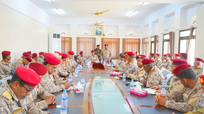 ​وزير الدفاع يعقد اجتماعاً عسكرياً موسعاً مع قيادة المنطقة العسكرية الثانية