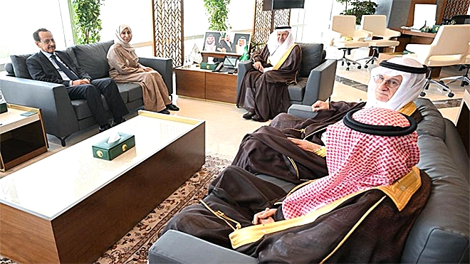 وزيرة التخطيط خلال لقائها المشرف العام لمركز الملك سلمان للإغاثة