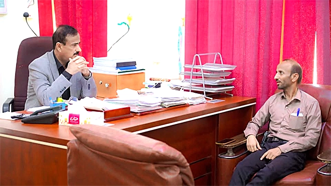 محافظ شبوة خلال لقائه مدير عام هيئة الشؤون البحرية بالمحافظة