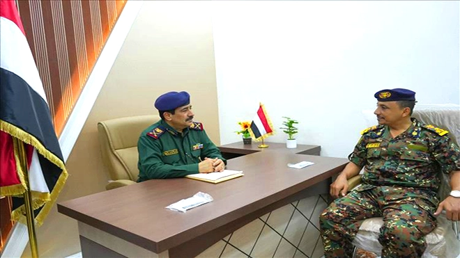 وزير الداخلية يطّلع على الأوضاع الأمنية للحديدة ويشيد بجهود قياداتها
