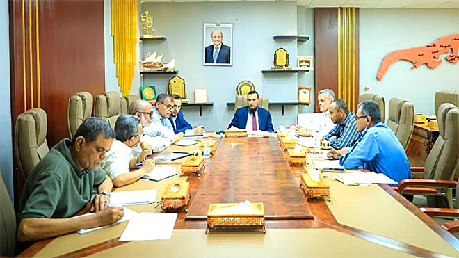  المحافظ شيخ يوجّه ببدء المرحلة الأولى من مشروع تأهيل شوارع وطرق مديريات عدن
