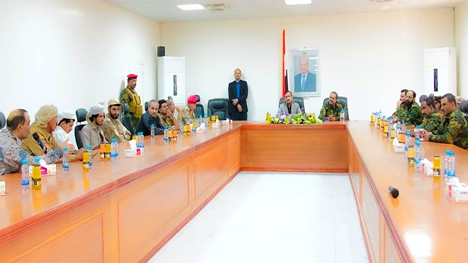 التقى بقائد التحالف.. محافظ شبوة يترأس اجتماعًا بقيادة الدفاع ويؤكد الجاهزية القتالية