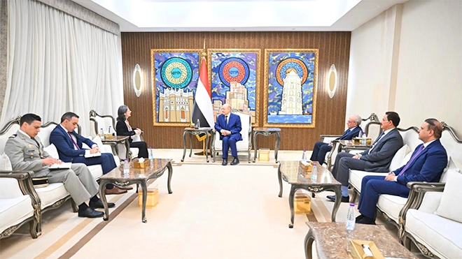 العليمي: إيران حولت اليمن إلى منصة تهديد للملاحة الدولية