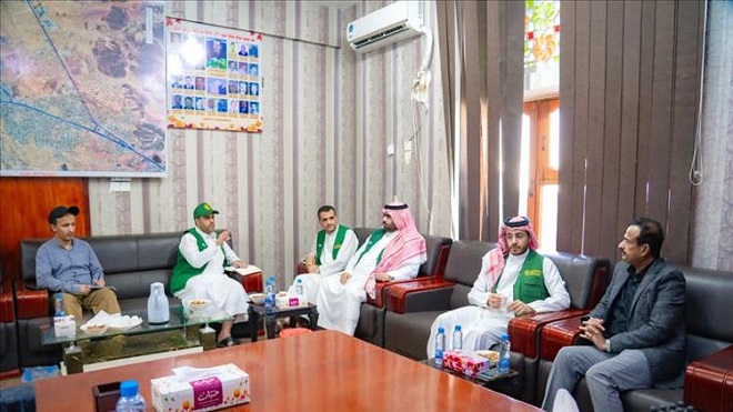 محافظ شبوة يلتقي مدير فرع مركز الملك سلمان بمأرب
