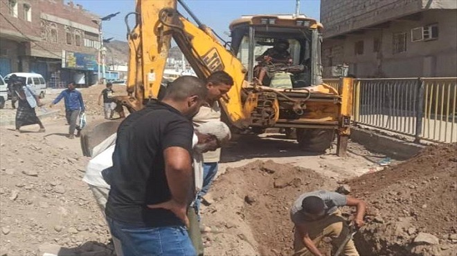 مؤسسة المياه بعدن تواصل تأهيل الشبكة في كريتر