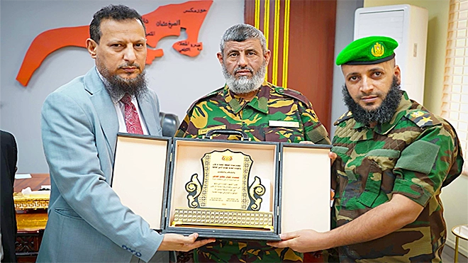 محافظ عدن يكرّم القيادة السابقة لوحدة حماية الأراضي ويشيد بدورها
