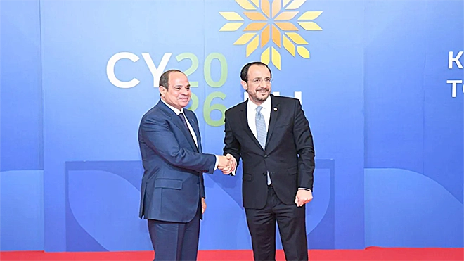 الرئيس المصري عبد الفتاح السيسي ونظيره القبرصي نيكوس خريستودوليدس على هامش مشاركته في الاجتماع التشاوري العربي - الأوروبي