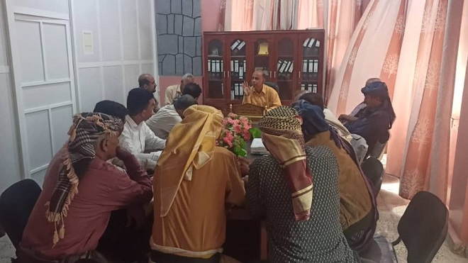 مأمور زنجبار يجتمع بعقال الحارات لتنسيق التدخلات الإغاثية