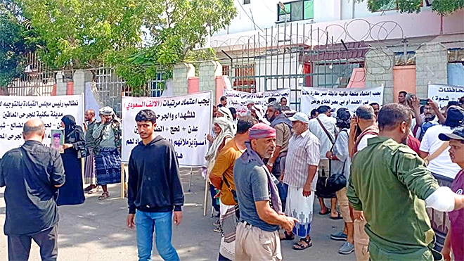 جرحى وأسر شهداء الجنوب يلجؤون للاحتجاج جراء تصاعد معاناتهم
