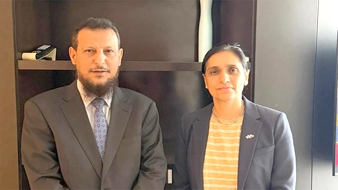 وزير الدولة محافظ العاصمة عدن عبدالرحمن شيخ مع سفيرة بريطانيا لدى اليمن عبدة شريف