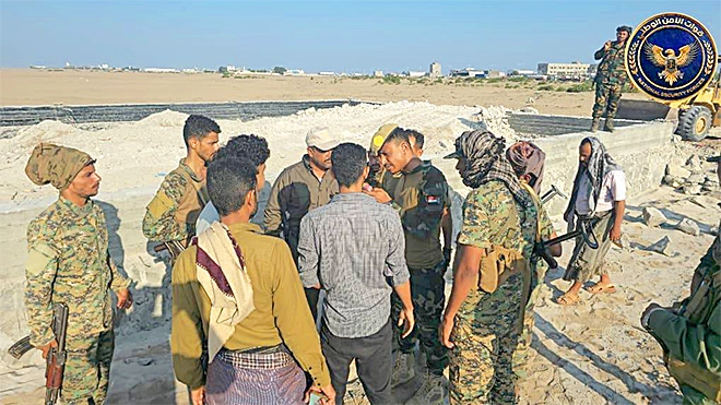 حملة واسعة لحماية أراضي عدن تضبط مخالفين وآليات بناء عشوائي