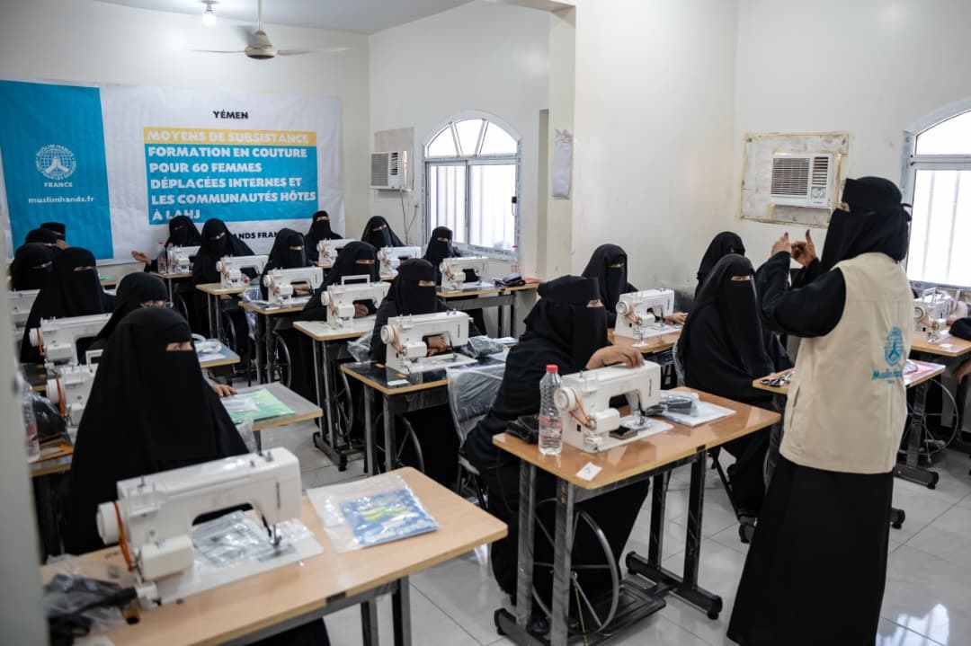 تدشين مشروع لتمكين النازحات مهنيًا في لحج