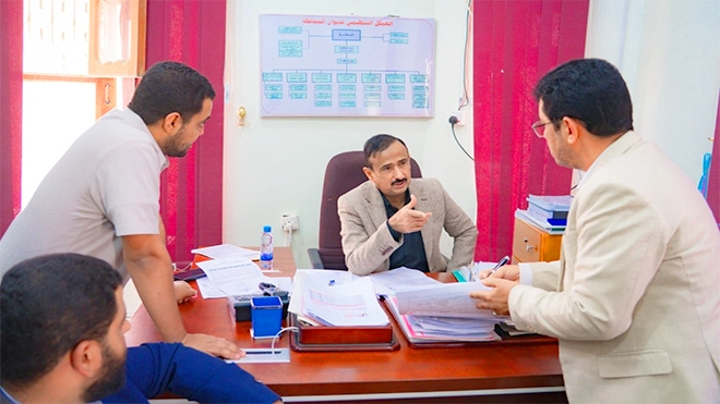​محافظ شبوة يناقش خطط صيانة الطرق