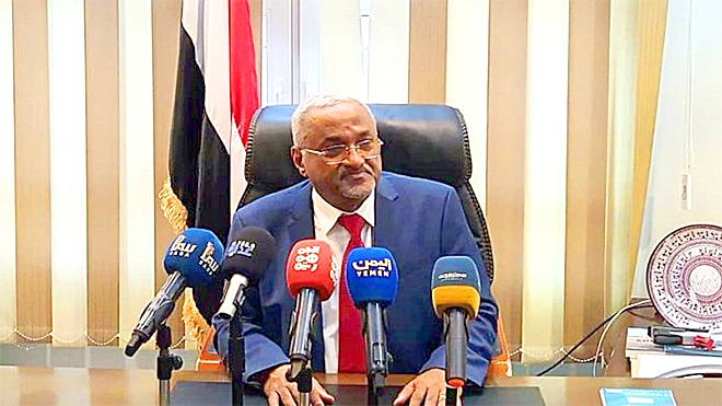 الوزير باسلمة خلال مؤتمر صحفي نظمته وزارة الإدارة المحلية - اليوم الخميس في العاصمة عدن