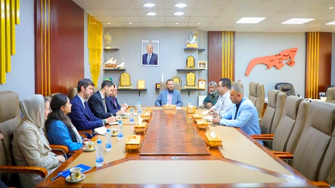 المحافظ شيخ خلال اجتماعه مع بعثة الاتحاد الأوروبي بعدن