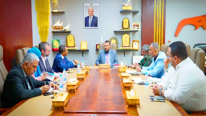 المحافظ شيخ خلال اجتماعه مع المدير القُطري لبرنامج الغذاء العالمي بعدن