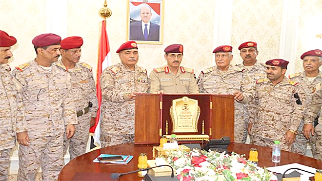 وزير الدفاع يكرم اللواء الركن صالح حسن وزير الدفاع يكرم اللواء الركن صالح حسن