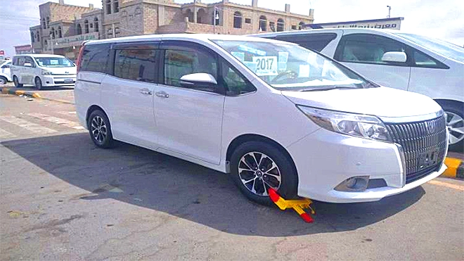 حملة أمنية تستهدف معارض السيارات المخالفة بعدن