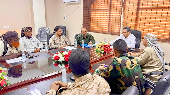 محافظ لحج يشدد على أهمية توحيد الجهود بين الوحدات العسكرية والأمنية