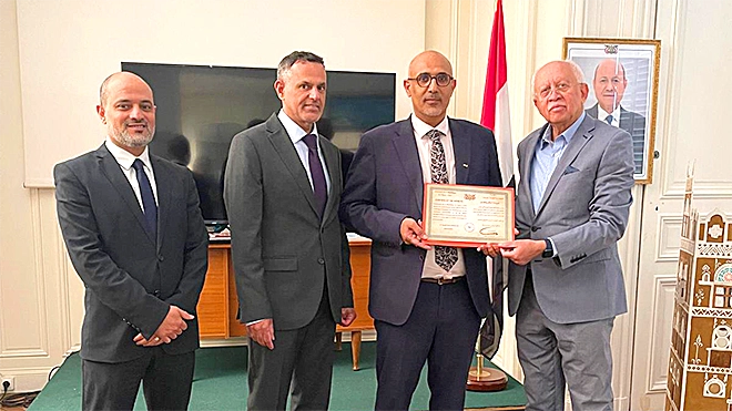 ​سفير اليمن لدى باريس يكرم البروفيسور أحمد هيلان تقديراً لإسهاماته العلمية والطبية