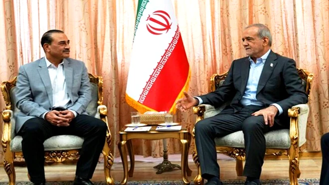 الرئيس الايراني يستقبل قائد الجيش الباكستاني