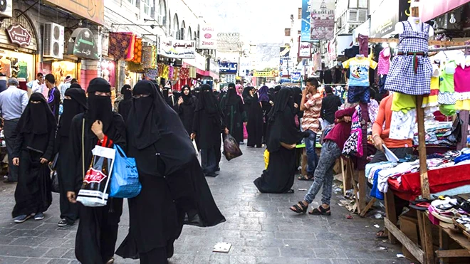 توترات الإقليم تخنق أسواق اليمن.. شلل الإمدادات يقترب