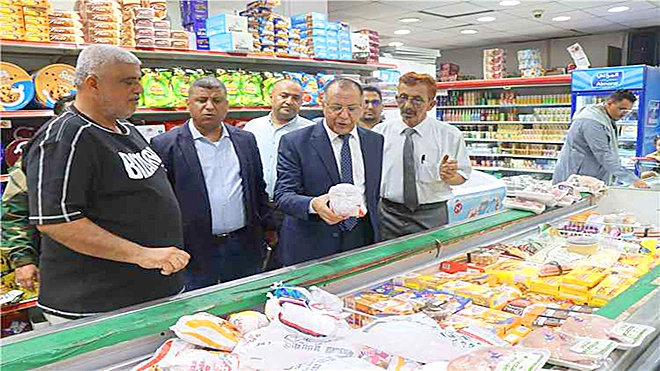 وزير الصناعة والتجارة ينفذ نزولًا ميدانيًا إلى المراكز التجارية بعدن