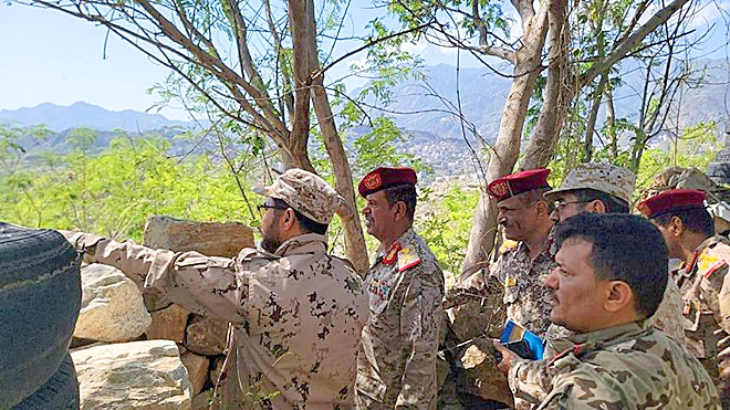 ​لجنة وزارة الدفاع تتفقد جبهة الدفاع الجوي والمنفذ الشرقي لمدينة تعز