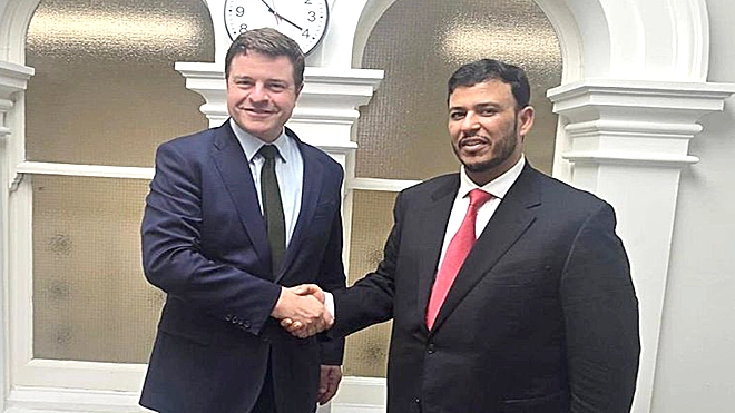العليمي مع مدير دائرة الشرق الأوسط وشمال أفريقيا بالخارجية البريطانية 