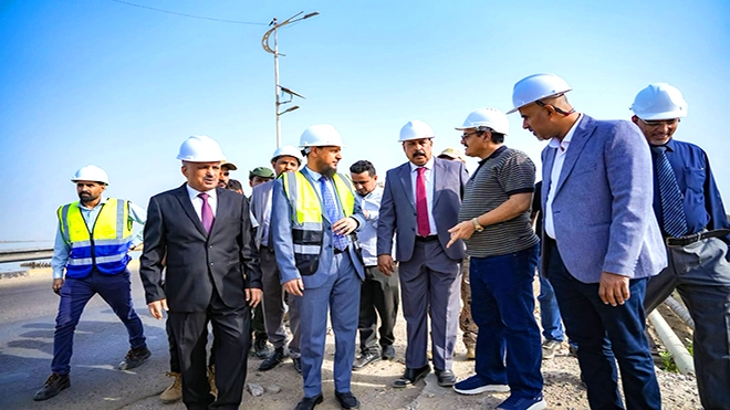 وزير الأشغال ومحافظ عدن يدشنان ترميم جسر البريقة القديم