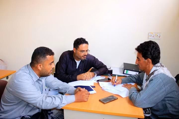 مأمور الحوطة يطلع على مستوى الإيرادات المحلية