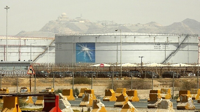 بلومبيرغ: تضرر النفط السعودي جراء العمليات الحوثية في البحر الأحمر