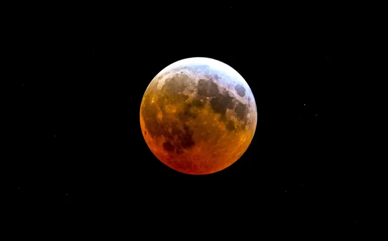 المرحلة الجزئية من خسوف قمري رُصدت فوق كندا عام 2025 (غيتي)