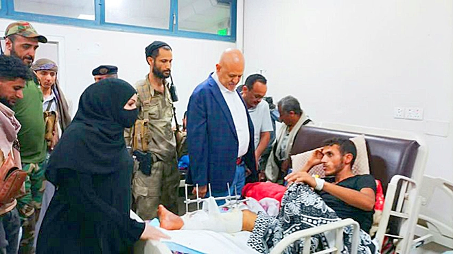 ​محافظ تعز يتفقد جرحى القوات المسلحة في عدد من المستشفيات